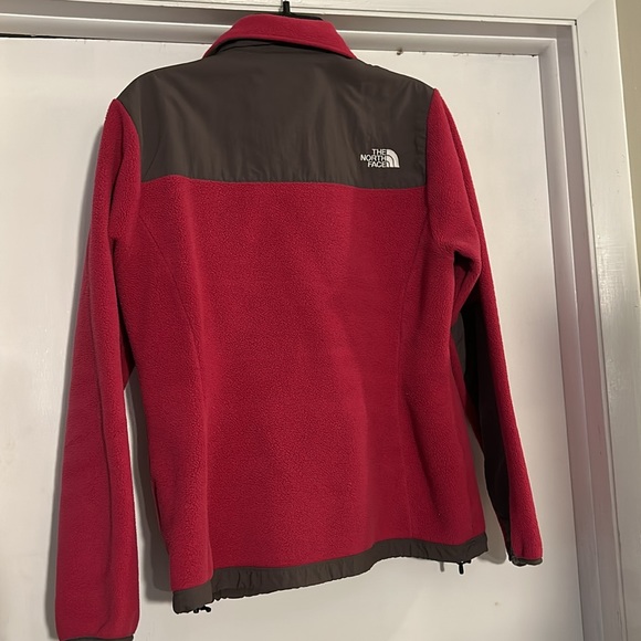 Woman’s Northface Jacket - Picture 6 of 6